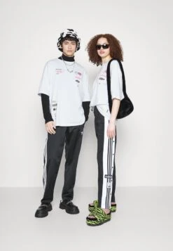 YOURTURN UNISEX - T-Shirt Print - White 9 YOURTURN UNISEX - T-Shirt Print - White -Bekleidungsgeschäft 13c7be687fb64e03af324658e98f30a5