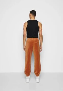 Sean John SCRIPT LOGO ESSENTIAL - Jogginghose - Cognac 12 Sean John SCRIPT LOGO ESSENTIAL - Jogginghose - Cognac -Bekleidungsgeschäft 1b6feb0a049348a9a4887930f5574907