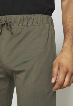 Pier One 2 PACK - Nachtwäsche Hose - Black/khaki 13 Pier One 2 PACK - Nachtwäsche Hose - Black/khaki -Bekleidungsgeschäft 2d7e8aabb1c34004a160f9bd3c559011