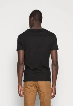 Pier One 5 PACK - T-Shirt Basic - White/blue/black 11 Pier One 5 PACK - T-Shirt Basic - White/blue/black -Bekleidungsgeschäft 577e250ad0624377b57eabcac8149891