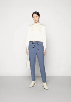 Kaffe JILLIAN BELT PANTS - Stoffhose - Vintage Indigo 9 Kaffe JILLIAN BELT PANTS - Stoffhose - Vintage Indigo -Bekleidungsgeschäft 59c7bafcf7f6451496f88841d361038e