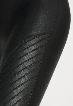 Spanx FAUX LEATHER MOTO LEGGINGS - Leggings - Strümpfe - Black -Bekleidungsgeschäft 5b034f0ef40f4c738f7ae3f2ec752813