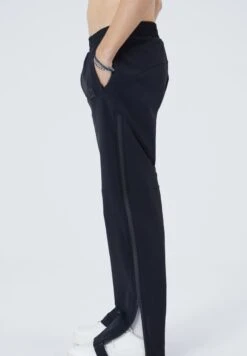 MIT REISSVERSCHLUSS - Jogginghose - Schwarz 11 MIT REISSVERSCHLUSS - Jogginghose - Schwarz -Bekleidungsgeschäft 5c8e42185b5841798ae2400f78b286b5