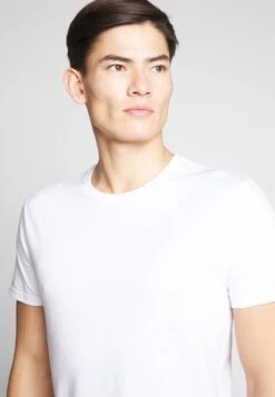 Pier One 2 PACK - T-Shirt Basic - White/dark Blue 12 Pier One 2 PACK - T-Shirt Basic - White/dark Blue -Bekleidungsgeschäft 5d6a04d994e343d2903cc2c1666bad4b