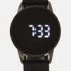 Pier One Digitaluhr - Black 2 Pier One Digitaluhr - Black -Bekleidungsgeschäft 650f6ba036ce44c0891640750dd898ae