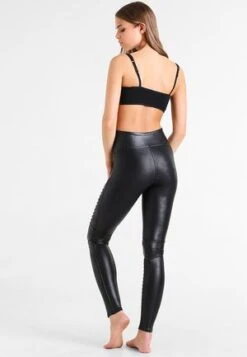 Spanx FAUX LEATHER MOTO LEGGINGS - Leggings - Strümpfe - Black -Bekleidungsgeschäft 79cdb553bc064248aacba2c1e21ccd42
