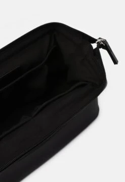 Pier One Kosmetiktasche - 802 - Black 10 Pier One Kosmetiktasche - 802 - Black -Bekleidungsgeschäft 7aa537de0d9045aaa803a044e8f7ffbf