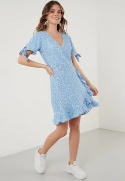 LELA FLORAL RUFFLE DETAIL - Freizeitkleid - Baby Blue 12 LELA FLORAL RUFFLE DETAIL - Freizeitkleid - Baby Blue -Bekleidungsgeschäft 7c2b7c700c9f46b89a50a4dae96c226a