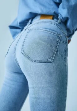 Stradivarius PUSH-UP - Jeans Skinny Fit - Light Blue Denim -Bekleidungsgeschäft 8e03f81d4a714dfbb9b298fd43a7d6a9