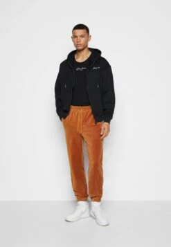 Sean John SCRIPT LOGO ESSENTIAL - Jogginghose - Cognac 13 Sean John SCRIPT LOGO ESSENTIAL - Jogginghose - Cognac -Bekleidungsgeschäft 9a6f2619ac81487dab121142b467fb68