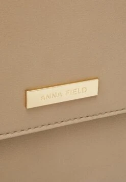 Anna Field Notebooktasche - Tan 11 Anna Field Notebooktasche - Tan -Bekleidungsgeschäft a565054d8e2d4f83b963eb734abf3e06