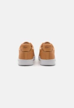 Lacoste CARNABY PRO - Sneaker Low - Tan/white -Bekleidungsgeschäft ad5d6b0692cc43f8890a158e9d39eeb6