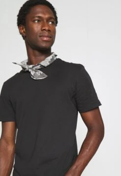 Pier One 3 PACK - T-Shirt Basic - Black/mottled Dark Grey/bordeaux 13 Pier One 3 PACK - T-Shirt Basic - Black/mottled Dark Grey/bordeaux -Bekleidungsgeschäft ae9b9691c10949c5b4edc17929f8c13a