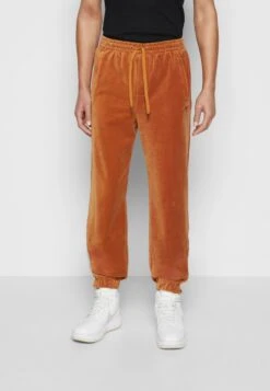 Sean John SCRIPT LOGO ESSENTIAL - Jogginghose - Cognac 11 Sean John SCRIPT LOGO ESSENTIAL - Jogginghose - Cognac -Bekleidungsgeschäft b1cb664b84fd4aedb67b225831691ff9
