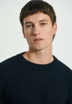 Strickpullover - Navy -Bekleidungsgeschäft b8e9a436b91e47b49cf70249bf86d934