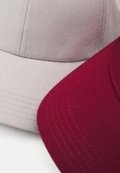 Pier One UNISEX 2 PACK - Cap - Light Grey/berry -Bekleidungsgeschäft db52e4bec20b4e21a2d423baba99be86