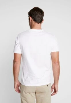 Pier One 3 PACK - T-Shirt Basic - White 10 Pier One 3 PACK - T-Shirt Basic - White -Bekleidungsgeschäft dd9b35a7ff65475f8768ff00fea41e9f