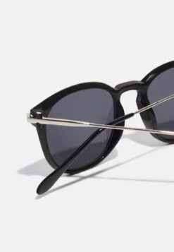 Pier One Sonnenbrille - Black 10 Pier One Sonnenbrille - Black -Bekleidungsgeschäft e1238979fc144555bfd451a98b4e6bbf