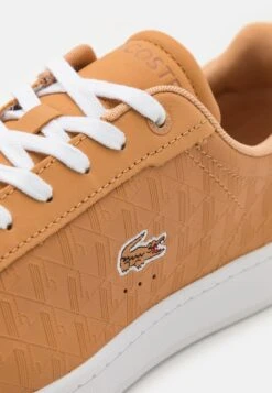 Lacoste CARNABY PRO - Sneaker Low - Tan/white -Bekleidungsgeschäft e338bd55edce4d988f94190a7a69ef3a