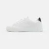 Pier One UNISEX - Sneaker Low - White -Bekleidungsgeschäft e65abd750c88442fa93e43bc123d1585